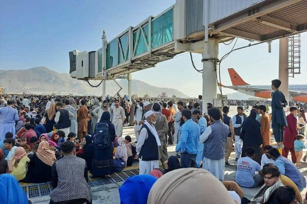 Afganos se cuestionan si podrán irse; se sienten desesperados mientras aguardan en el aeropuerto de Kabul