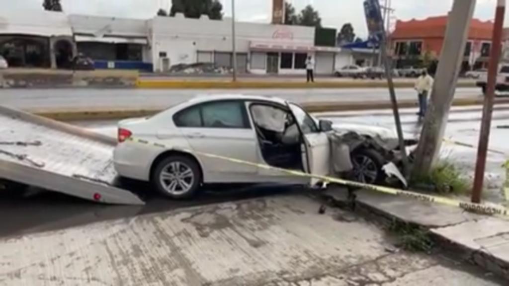 Vehículo de lujo derrapa y se impacta contra camioneta en Saltillo