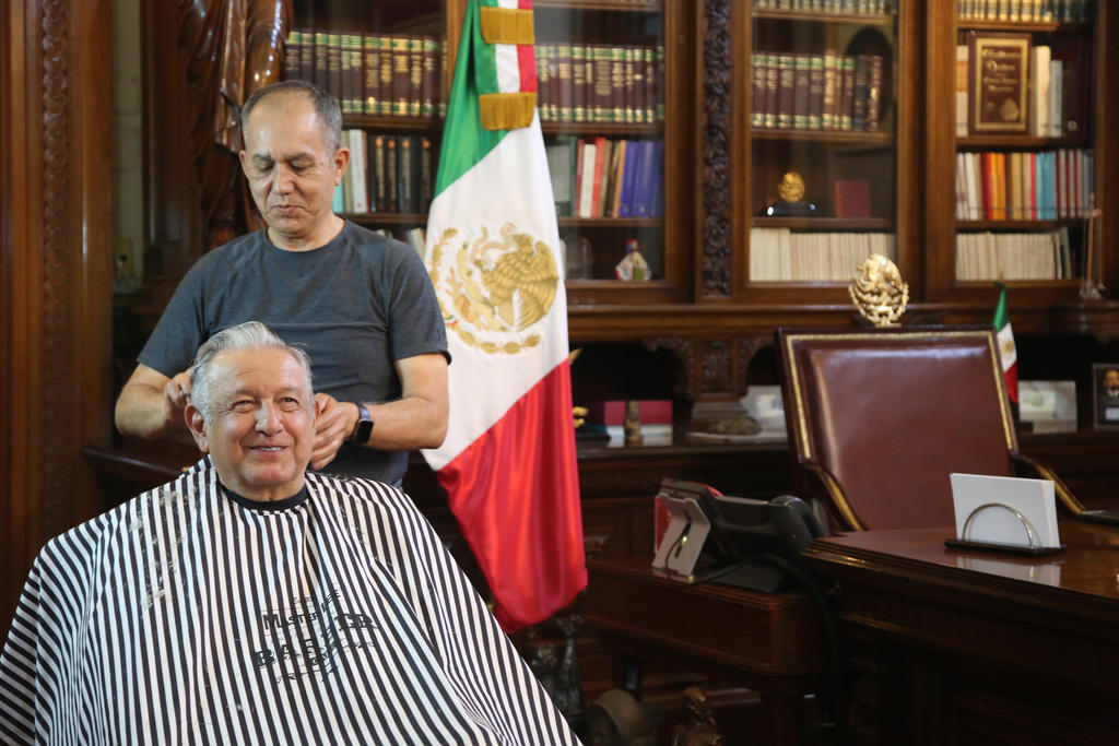 'Solo Álvaro Cárdenas, mi peluquero, me toma el pelo', asegura López Obrador