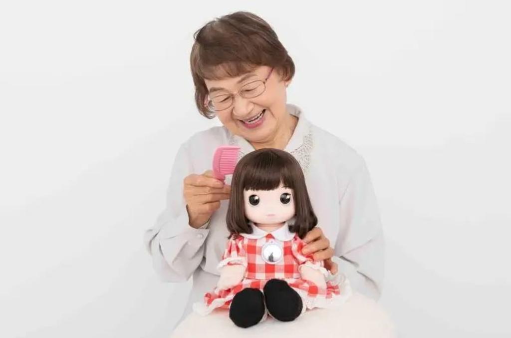 'Ami-chan', la muñeca desarrollada para aliviar el aislamiento de adultos mayores