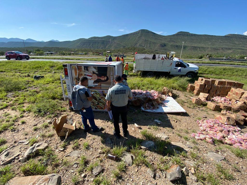 Unidad que transportaba tortillas vuelca en carretera libre Saltillo-Torreón