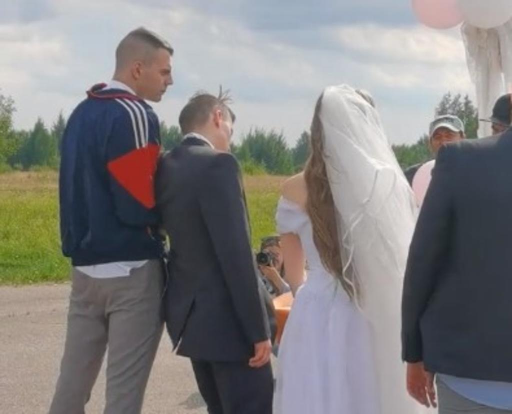 Novio llega a su boda 'cayendose de ebrio' y continúan con ceremonia