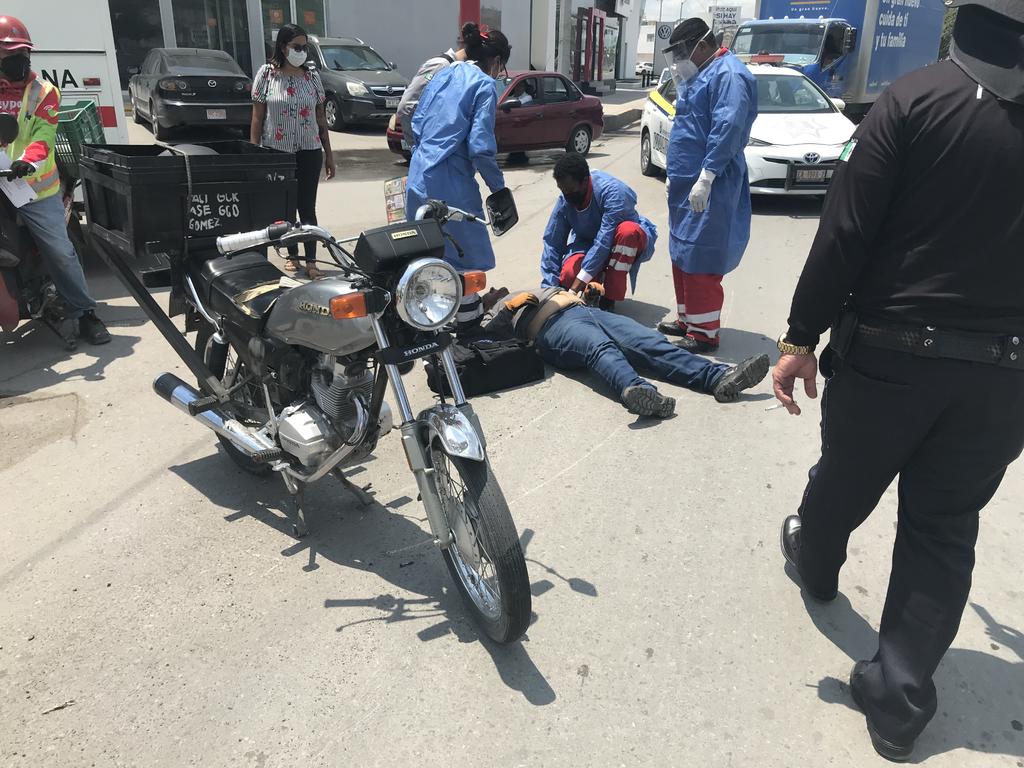 Motociclista resulta lesionado tras accidente en la zona Centro de Torreón; el responsable huyó