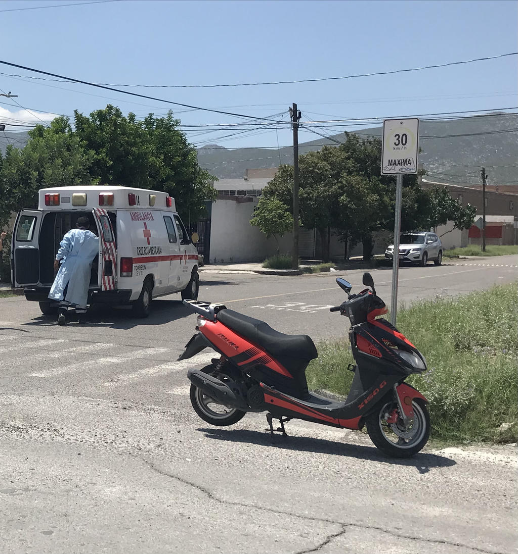 Camioneta arrolla a motociclista en la colonia Eduardo Guerra de Torreón