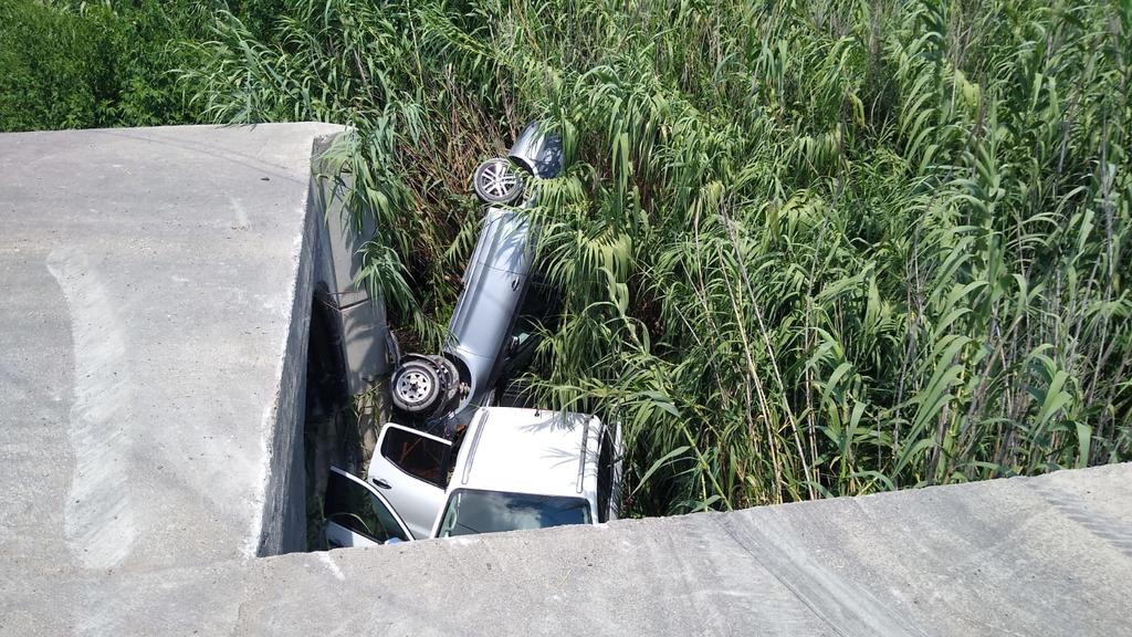 Camioneta cae con remolque y coche que transportaba, en el río Escondido en Piedras Negras