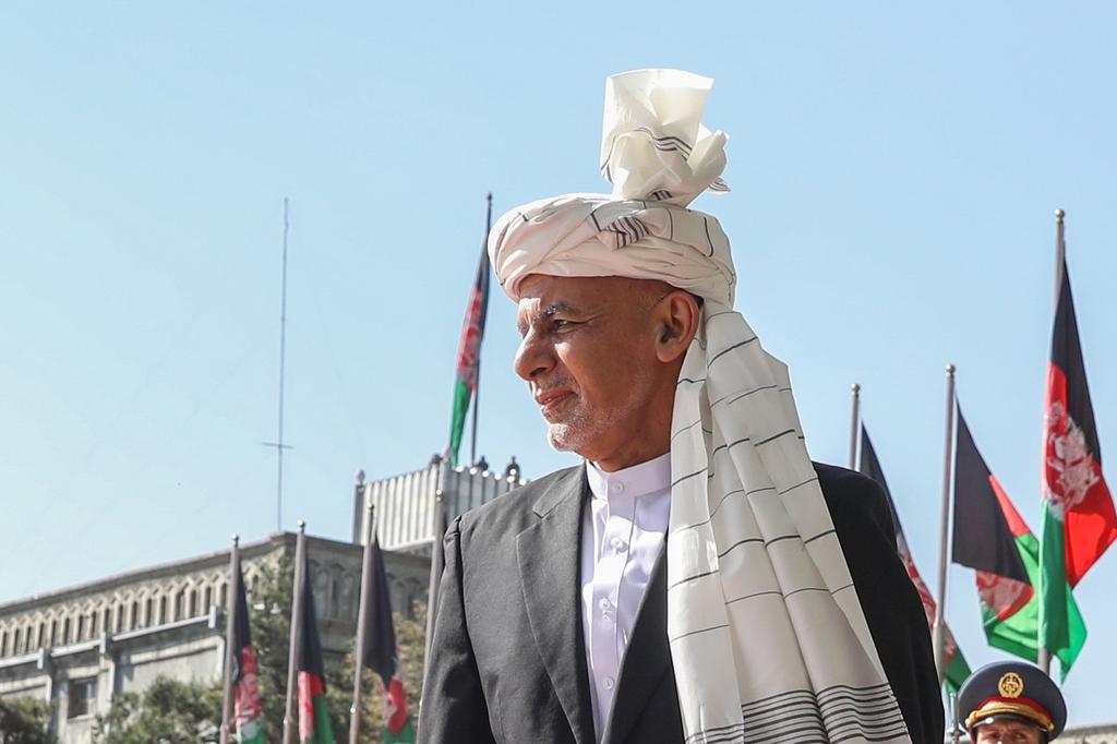 El expresidente Ashraf Ghani defiende su huida de Afganistán; niega las acusaciones de corrupción