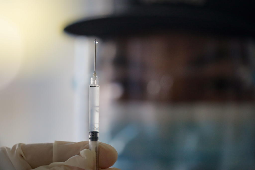 Científicos tratan de combinar las vacunas de la gripe y el COVID-19 en una sola