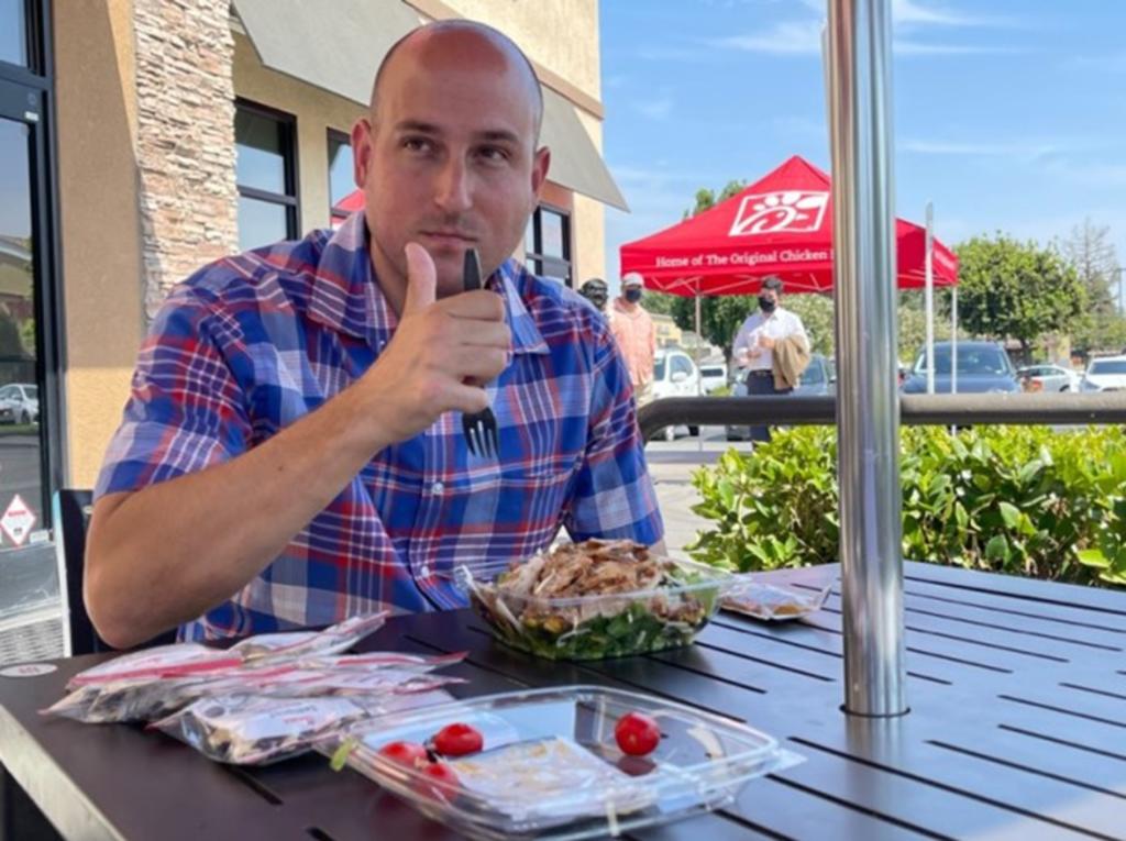 Hombre come 153 días seguidos en el mismo restaurante para recaudar dinero