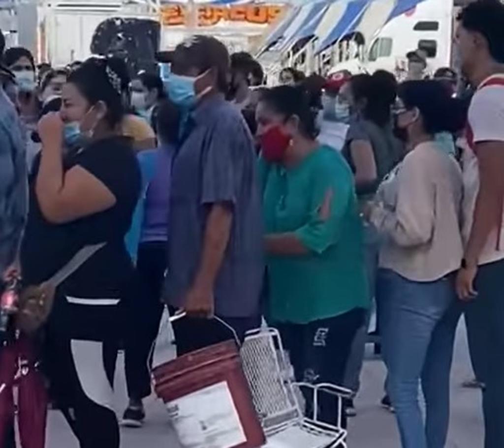 'Lady paraguas'; mujer agrede a joven en Gómez Palacio al intentar colarse a fila de vacunación
