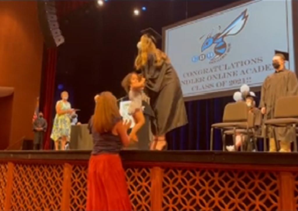 Madre adolescente se hace viral por presentarse a su graduación de preparatoria con su hija