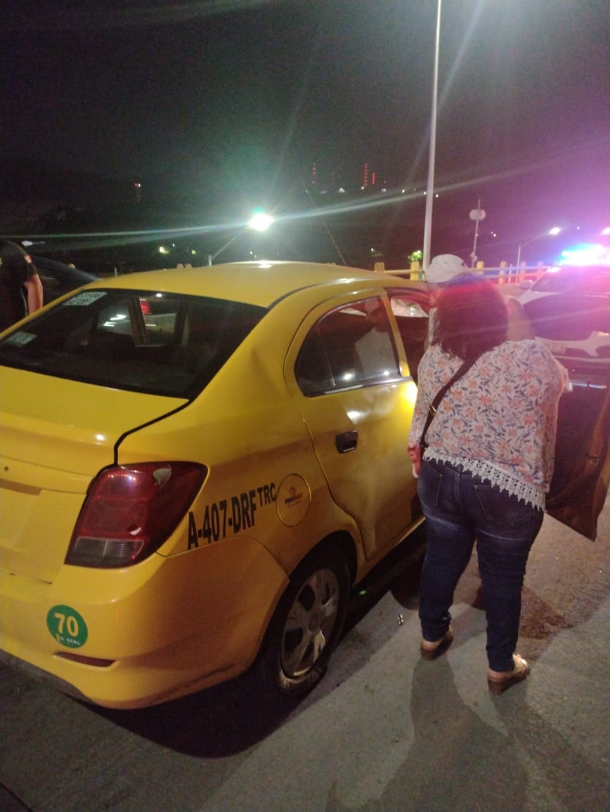 Taxista se impacta contra camión en la parte alta del puente Cuauhtémoc de de Torreón