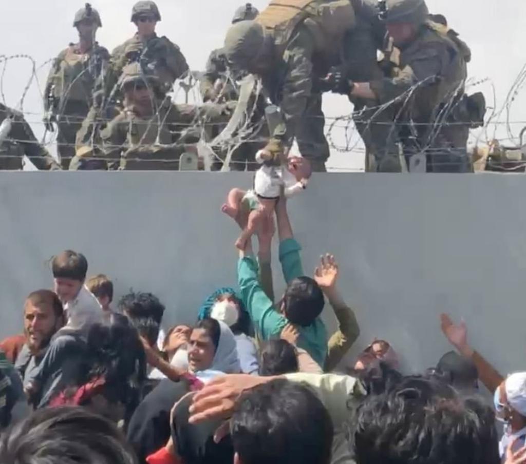 VIDEO: La 'desgarradora' imagen de un bebé siendo entregado a soldados estadounidenses en Kabul