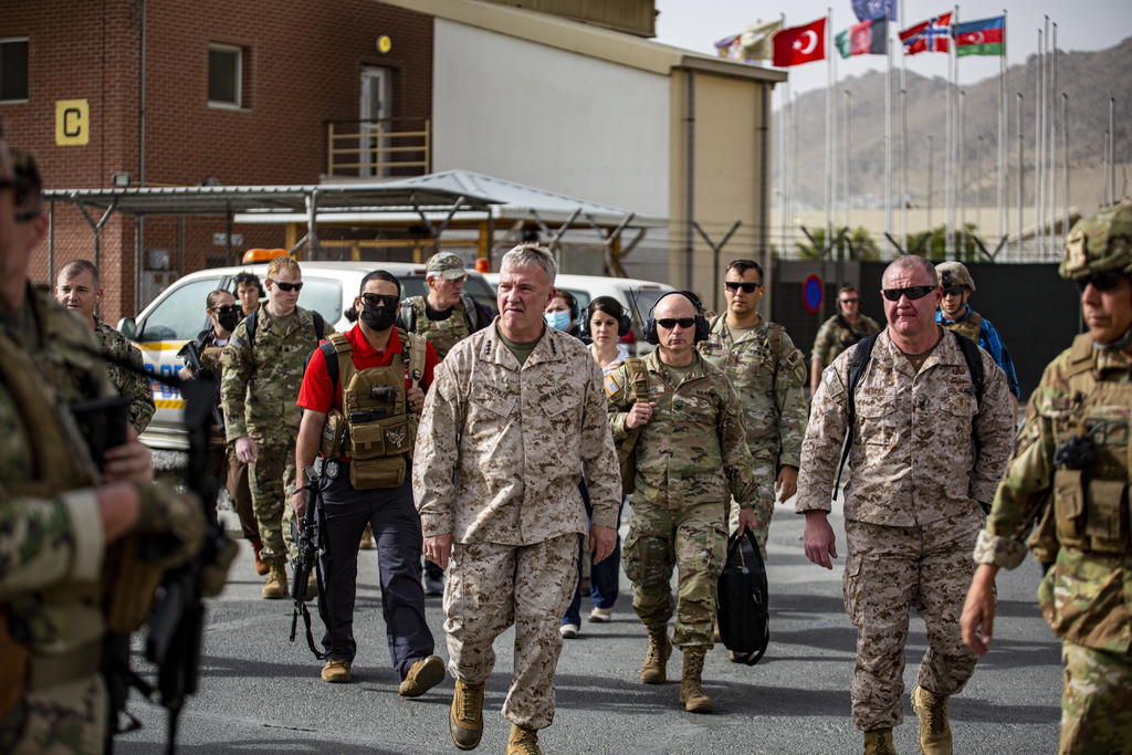 Tropas de la OTAN seguirán en el aeropuerto de Kabul; no descartan quedarse tras agosto