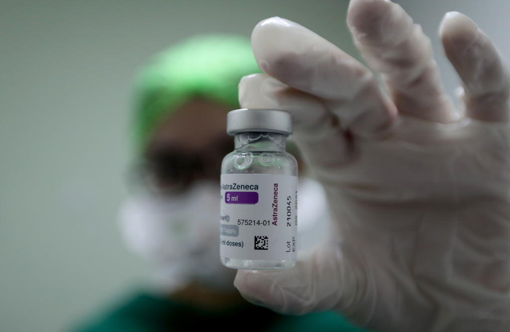 Jóvenes abarrotan módulos de vacunación contra COVID en Saltillo