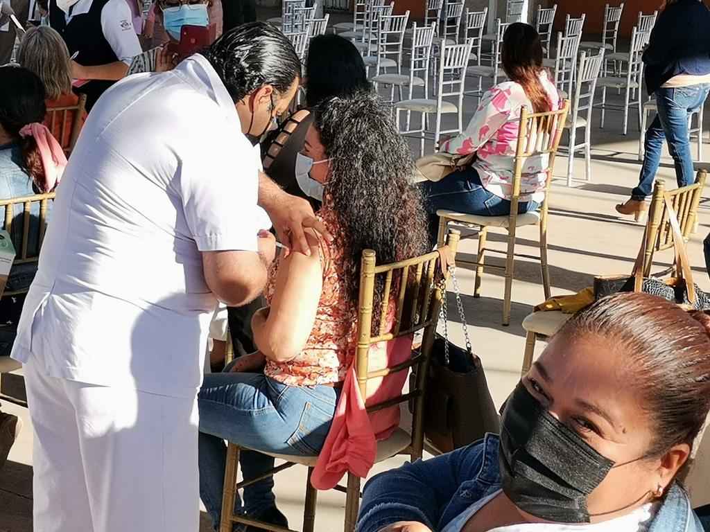 Coahuila gestiona ante Federación refuerzo de vacuna antiCOVID para docentes