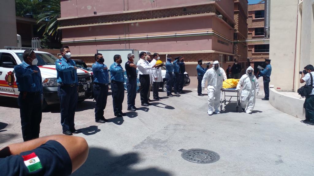 Bomberos de Saltillo realizan pase de lista afuera del Hospital Universitario tras fallecimiento de compañero