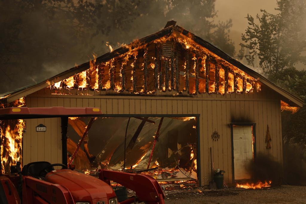 Un incendio en California amenaza 17 mil edificios pese a la mejora del clima