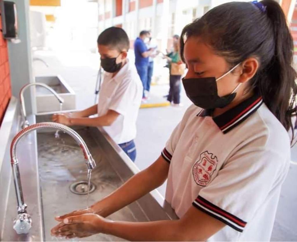 Alcalde de Ramos Arizpe entrega lavamanos automático en escuela