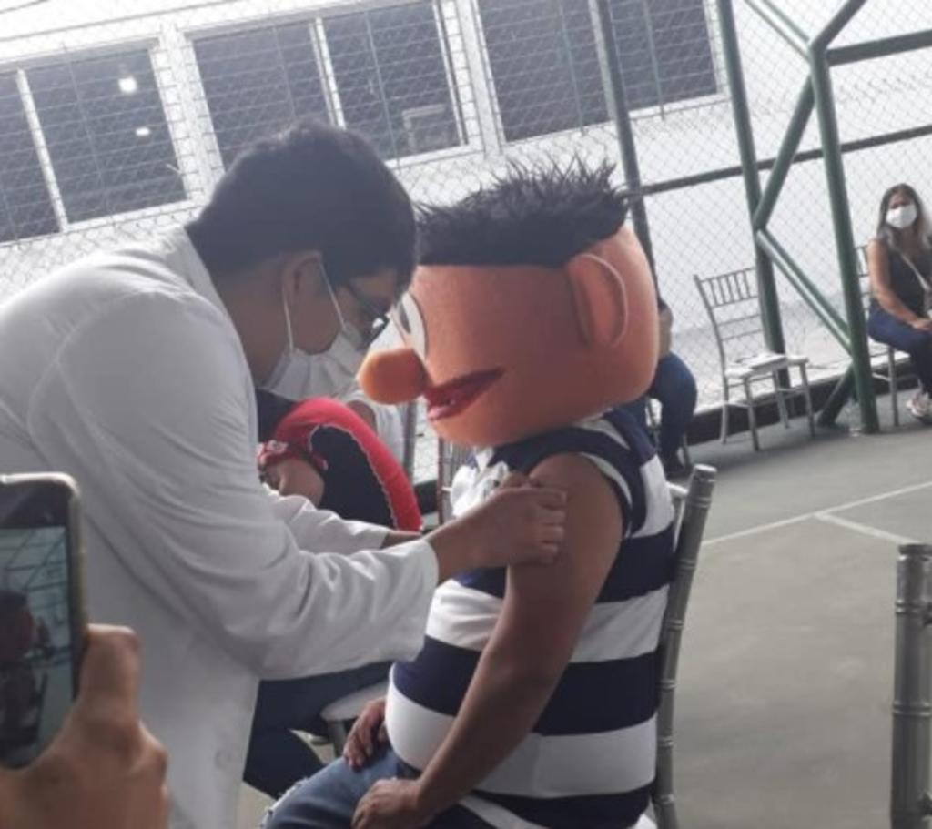 Hombre se disfraza de Enrique para vacunarse en honor a su hijo fallecido