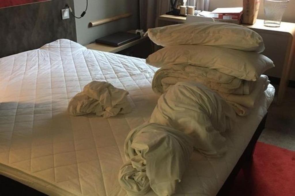 Hombre genera controversia al mostrar cómo deja su habitación de hotel a su salida