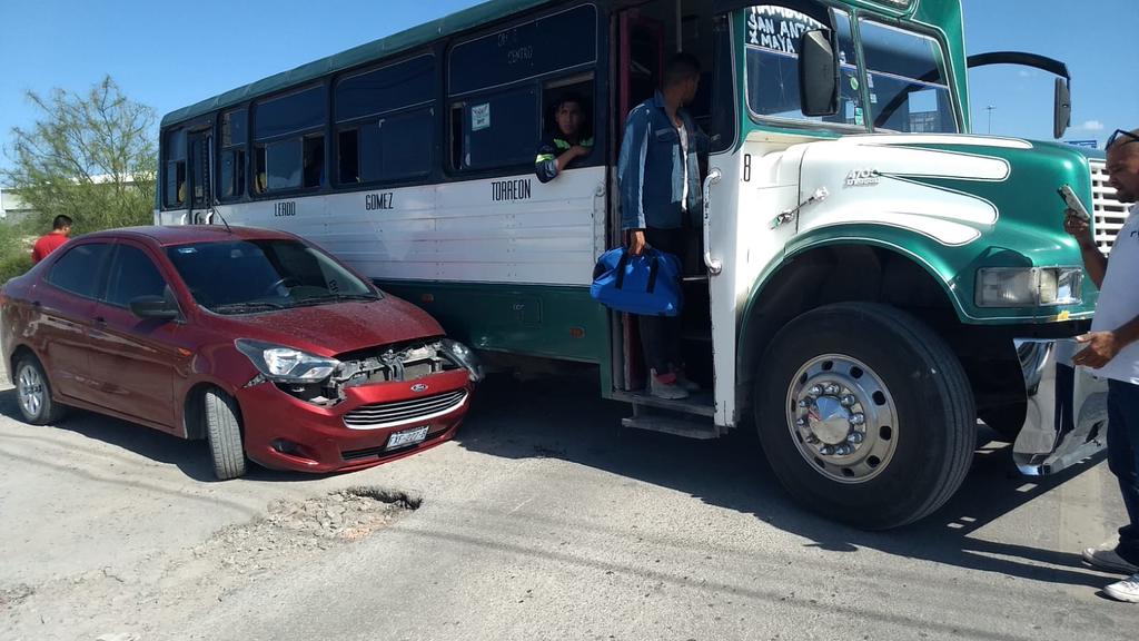 Auto particular y autobús chocan sobre el bulevar Ejército Mexicano de Gómez Palacio