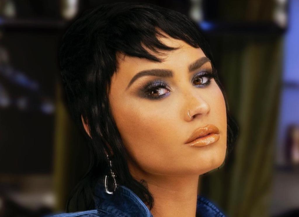 Demi Lovato se luce entre transparencias con traje de baño
