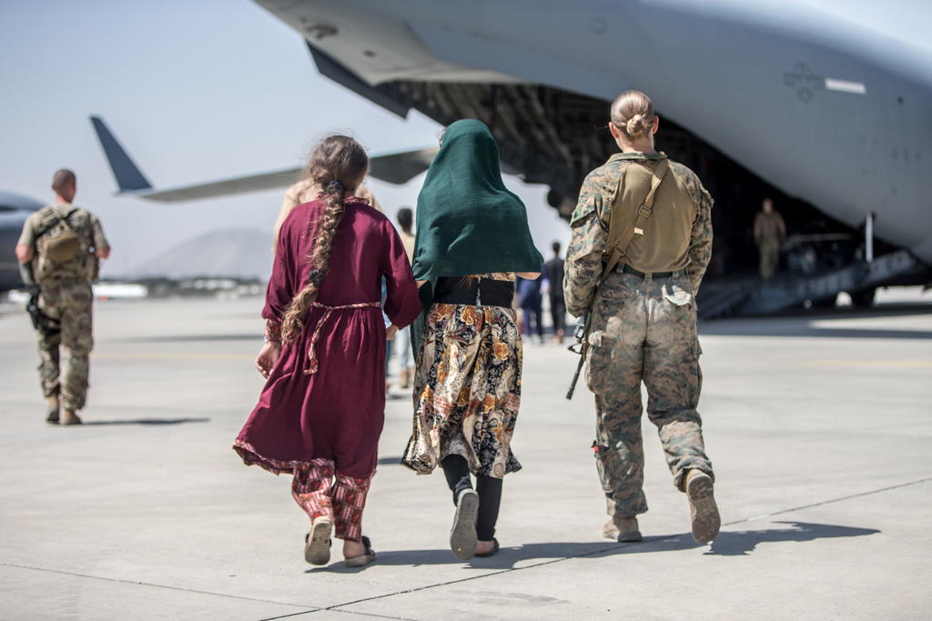 La Unión Europea le pide a Estados Unidos permanecer en el aeropuerto de Kabul mientras dure la evacuación
