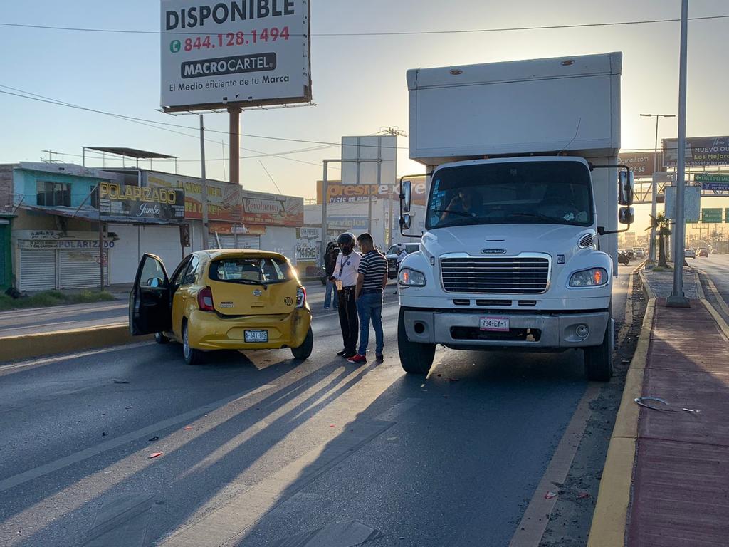 Camión de mudanzas choca con taxi sobre el bulevar Torreón-Matamoros