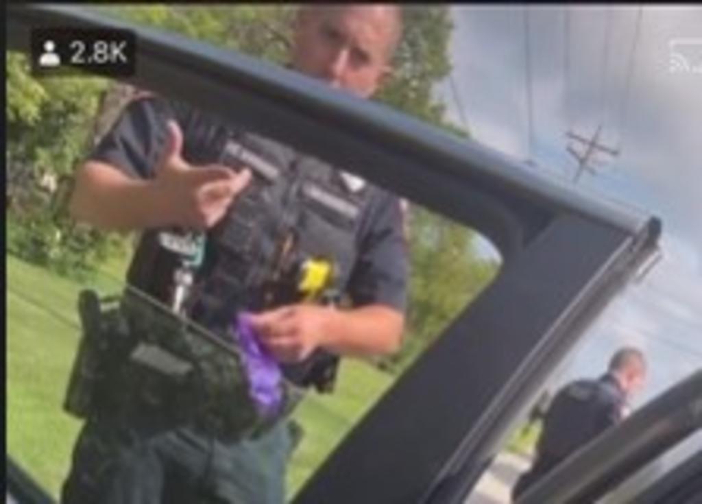 Afroamericano exhibe a policía plantando droga en su auto al detenerlo