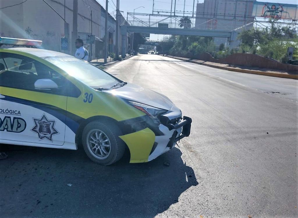 Vehículo choca con patrulla de Vialidad en Torreón