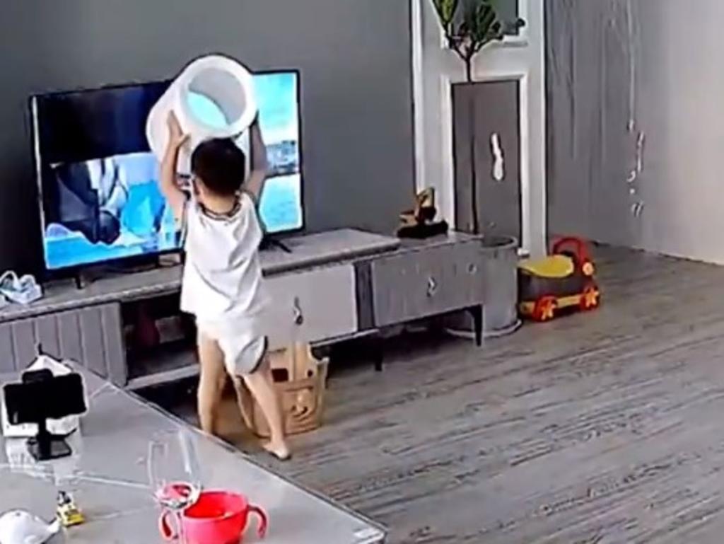 Bebé rompe el televisor de su casa al intentar matar monstruo de la caricatura que veía