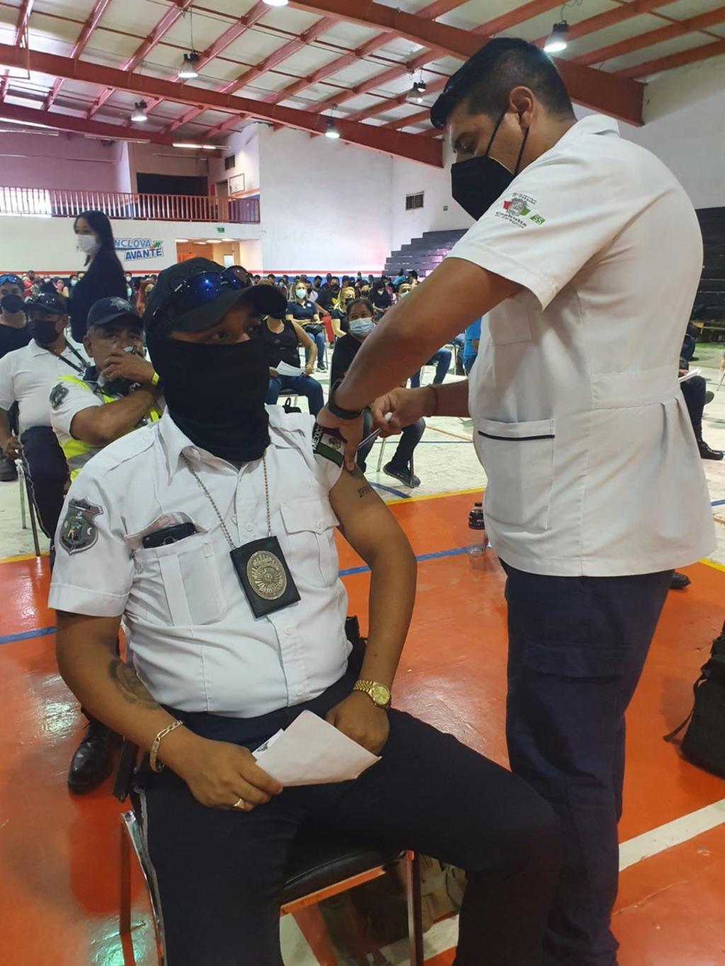 Policías de Monclova reciben su segunda dosis de la vacuna contra el COVID-19