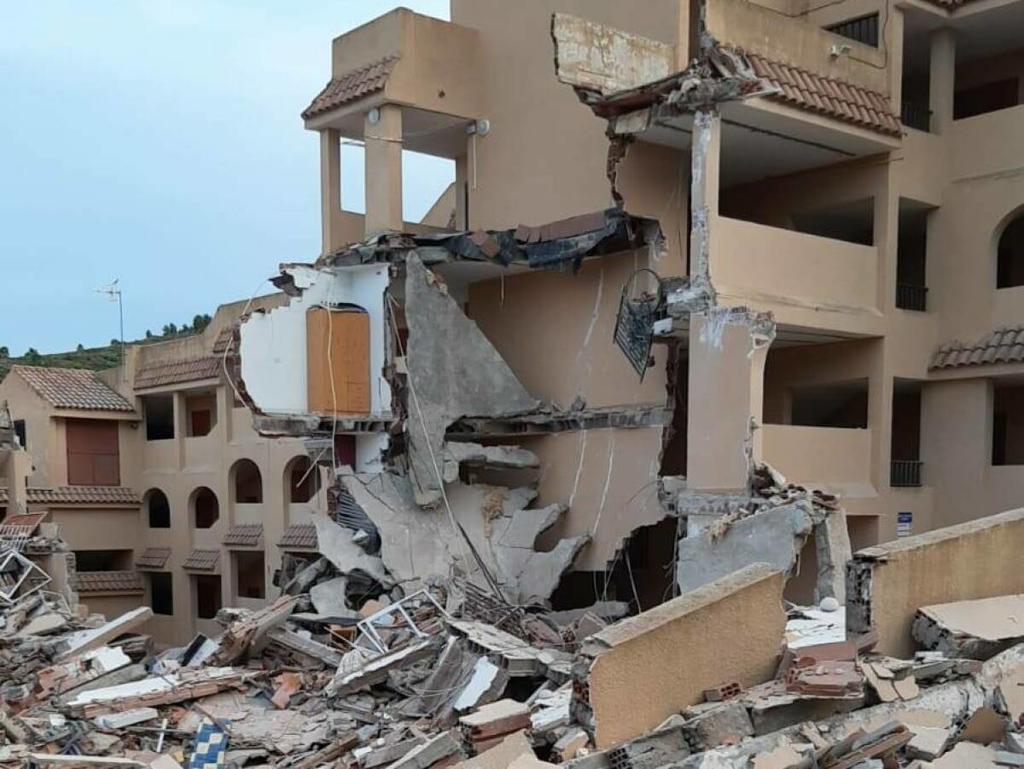 Son dos las personas atrapadas por el derrumbe de un edificio de tres plantas en España