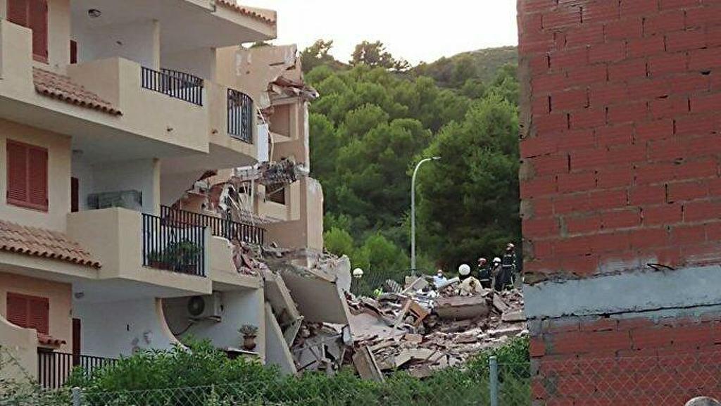 Varias personas quedan atrapadas al derrumbarse un edificio de tres plantas en España