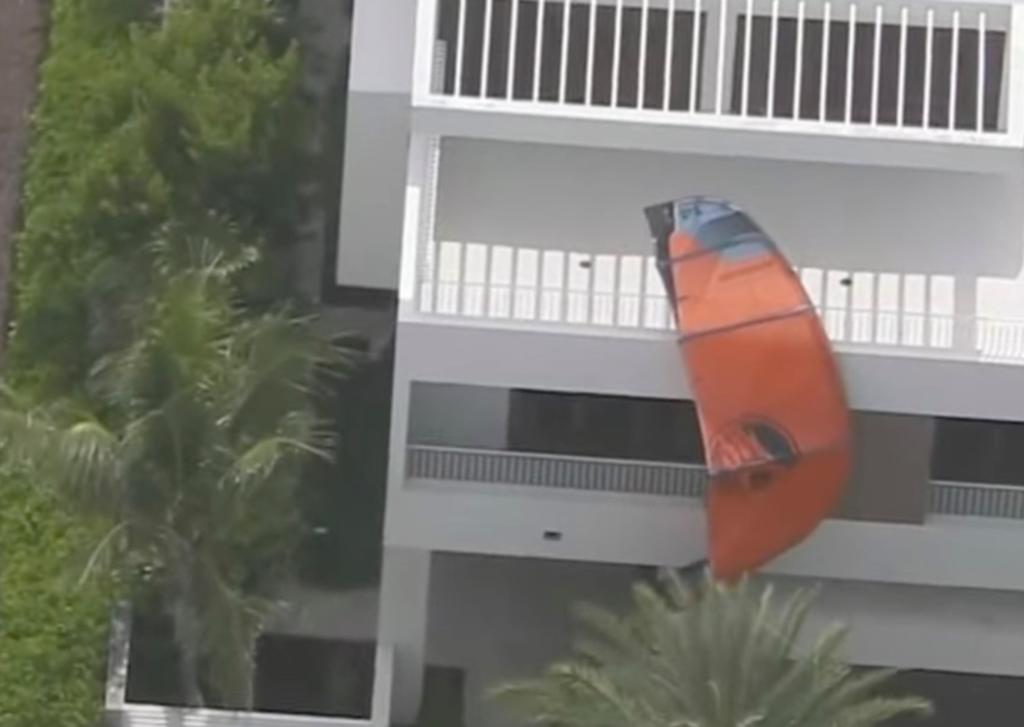 Hombre practicando ‘kitesurf’ pierde la vida al ser arrastrado por el viento hacia un edificio