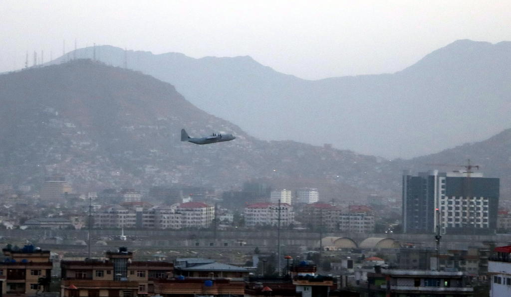 Suman al menos 6 muertos y 30 heridos en el atentado junto al aeropuerto de Kabul