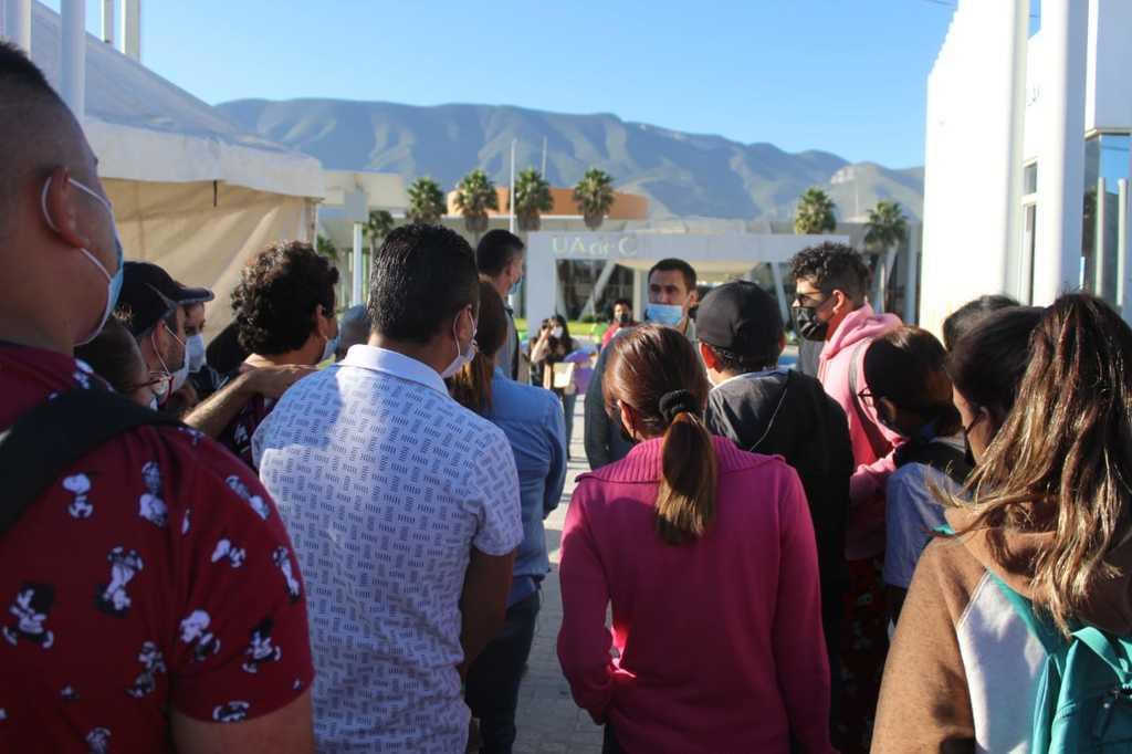 Jóvenes cierran carretera 57 a la altura de la UAdeC campus Arteaga; exigen vacunas antiCOVID