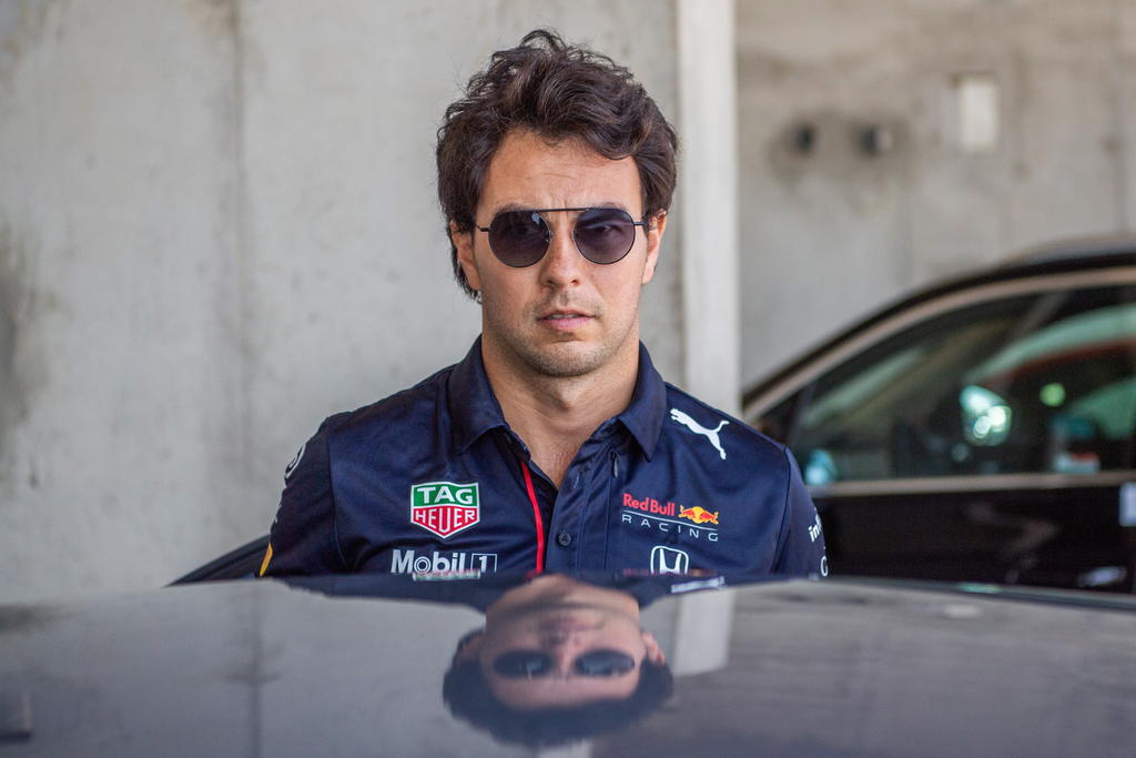 'Checo' Pérez renueva su contrato para la temporada 2022 de Fórmula Uno con Red Bull 