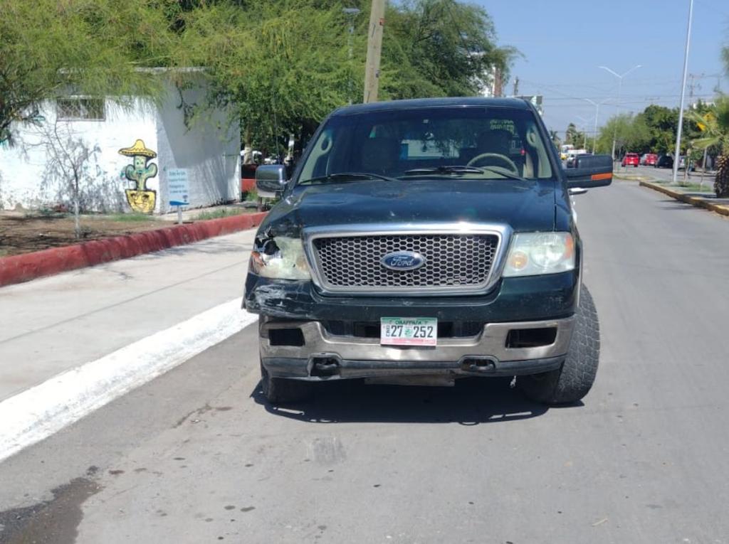 Mujer impacta su camioneta contra dos autos estacionados en Torreón