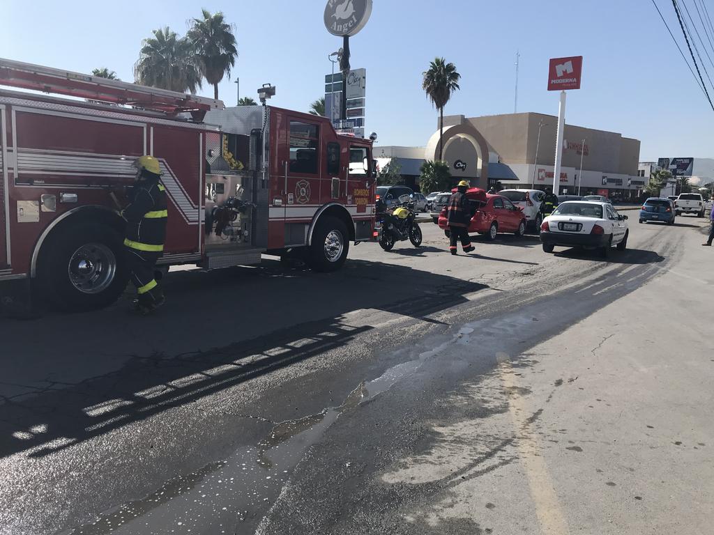 Vehículo provoca accidente múltiple en la colonia Campestre La Rosita de Torreón y huye