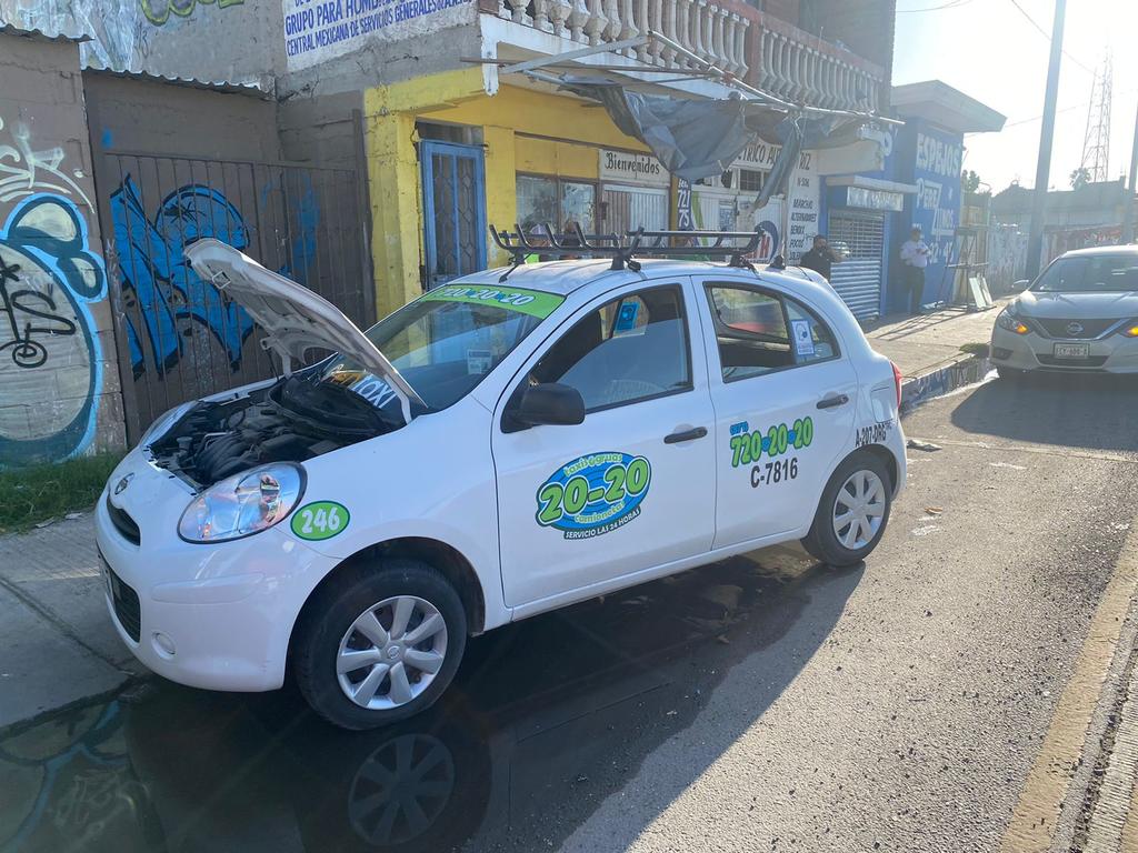 Auto particular y taxi chocan por alcance frente a la colonia Las Torres de Torreón