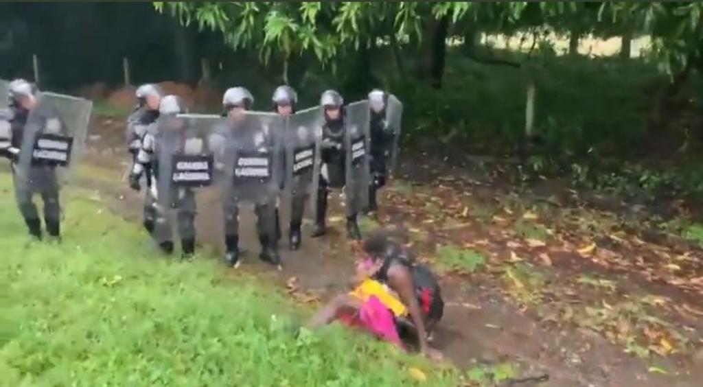 VIDEO: Guardia Nacional derriba a migrante con niño en brazos en Chiapas