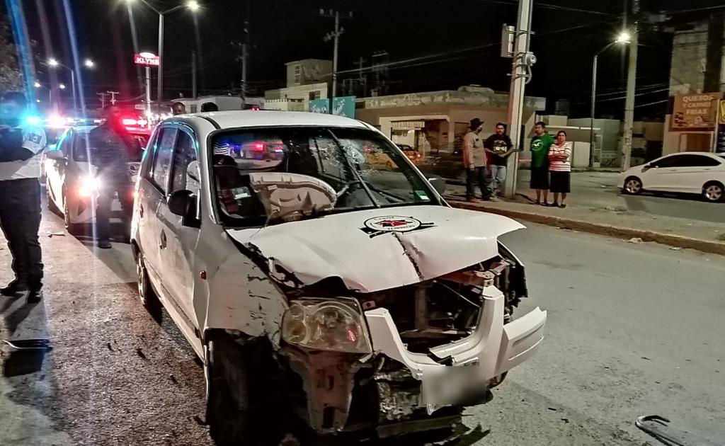 Joven impacta su vehículo contra dos negocios en el fraccionamiento Anna de Torreón