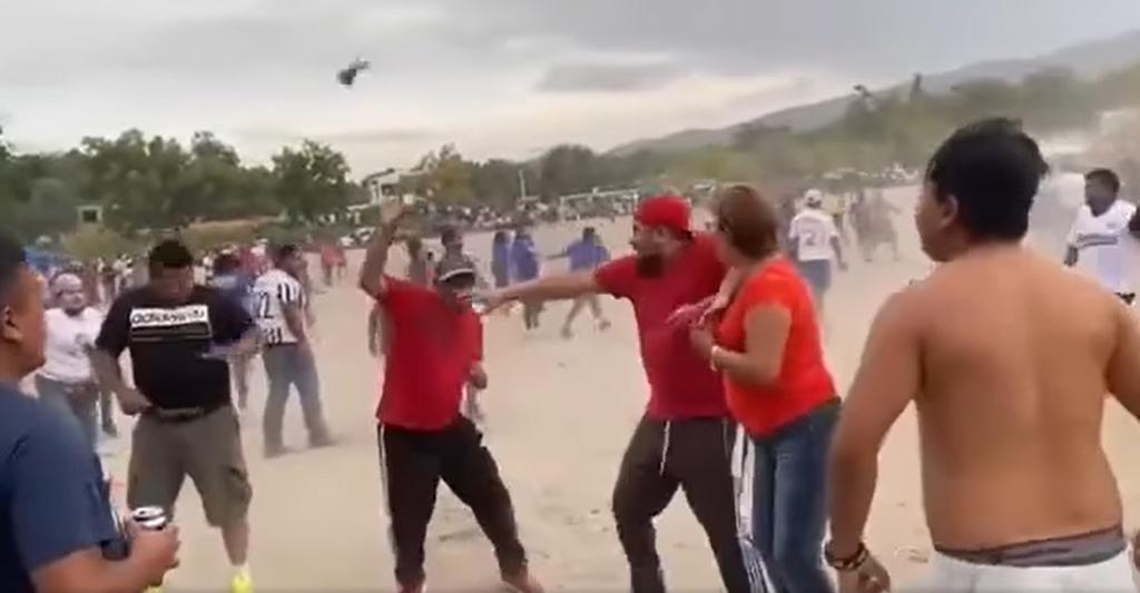 VIRAL: A patadas y golpes termina partido de fútbol en Parras