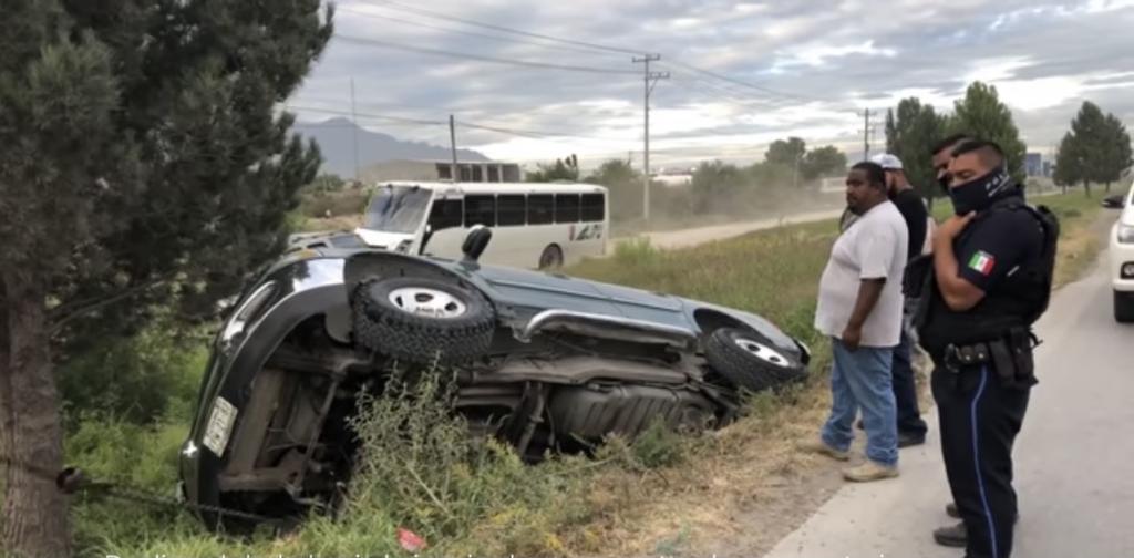 Conductor vuelca su camioneta en Libramiento Oscar Flores Tapia en Arteaga