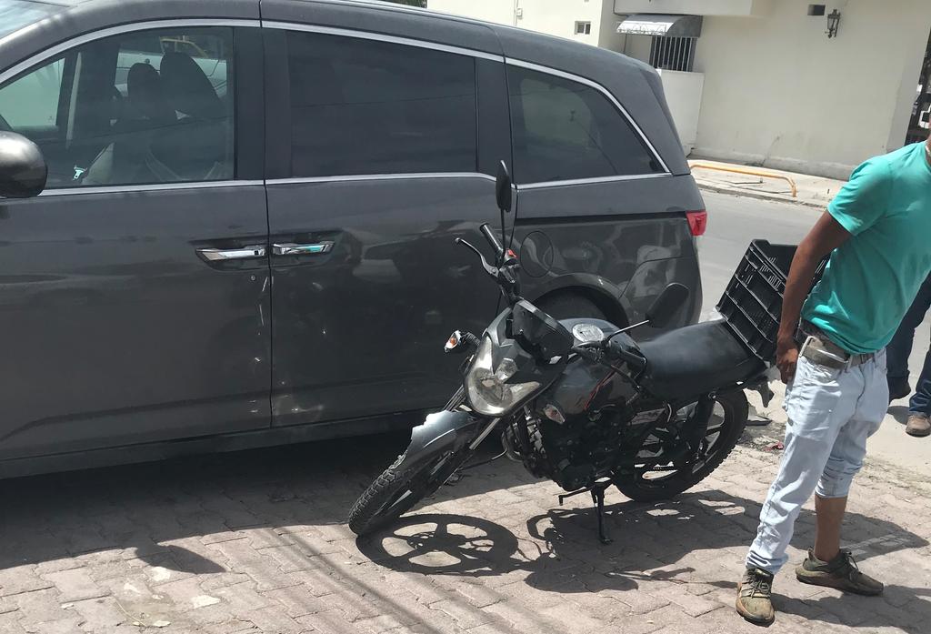 Motociclista resulta lesionado tras accidente en Torreón; el responsable huye