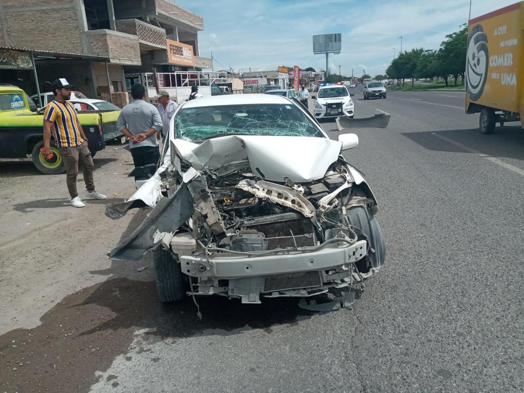 Veloz conductor choca contra camioneta estacionada en Gómez Palacio