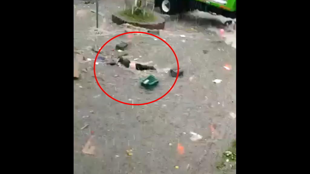 VIDEO: Joven es arrastrada por torrente de agua en Tlalnepantla; autoridades aún la buscan