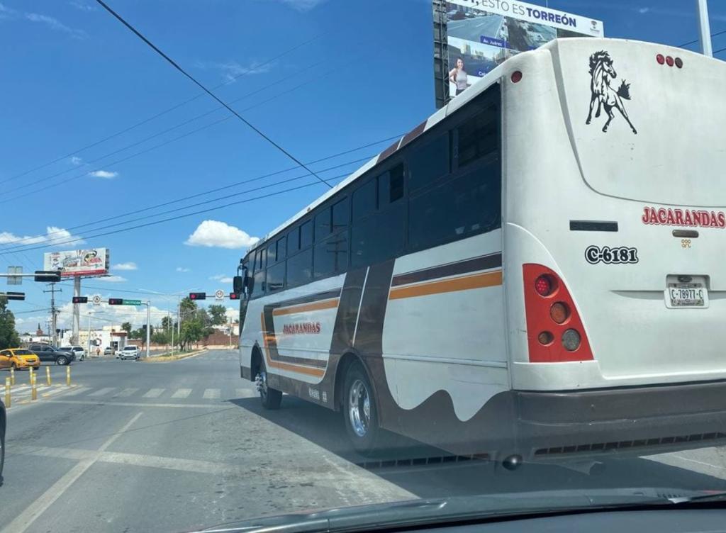 Exhiben a camión de Torreón por invadir carriles peatonales