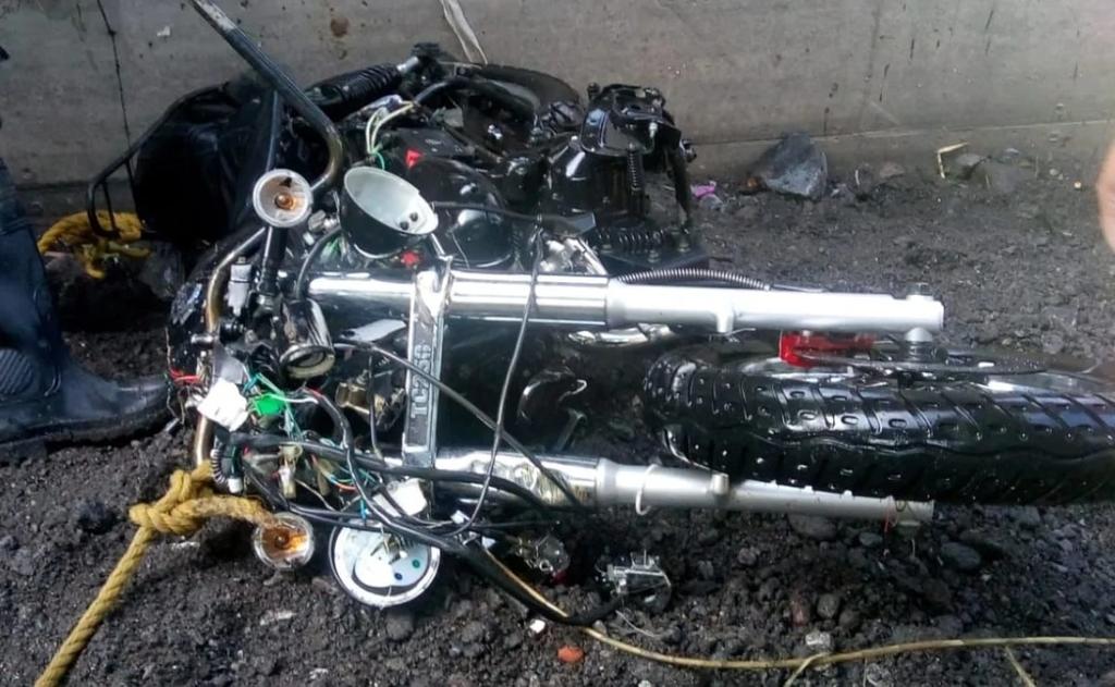 Localizan moto de joven que fue arrastrada por el agua en Tlalnepantla
